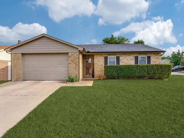 $2,200 | 6900 Sandstone Court, Fort Worth, TX 76120