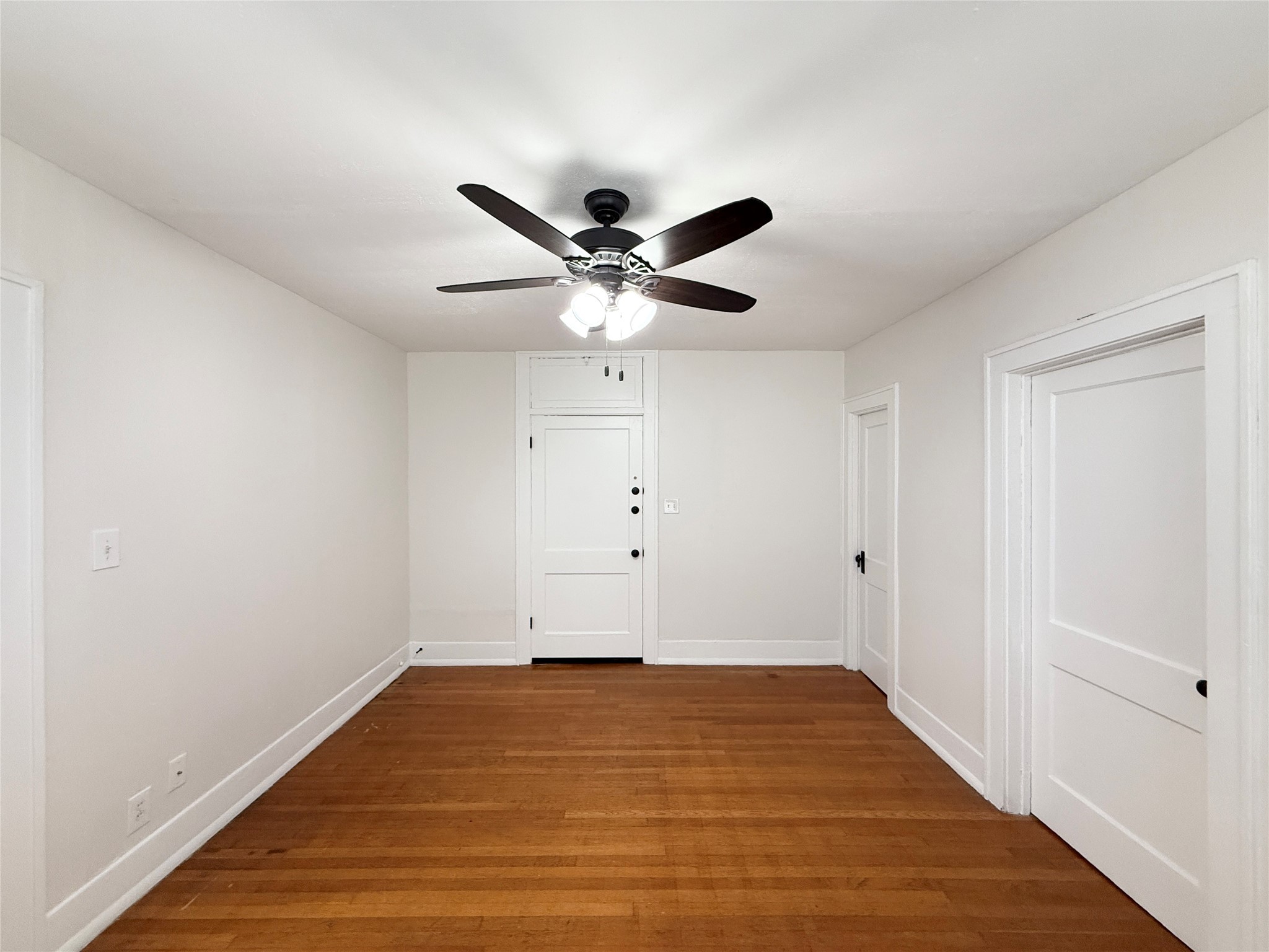 1126 Berthea Street, Unit 16 Houston, TX 77006 - Photo 4 of 16 a view of an empty room
