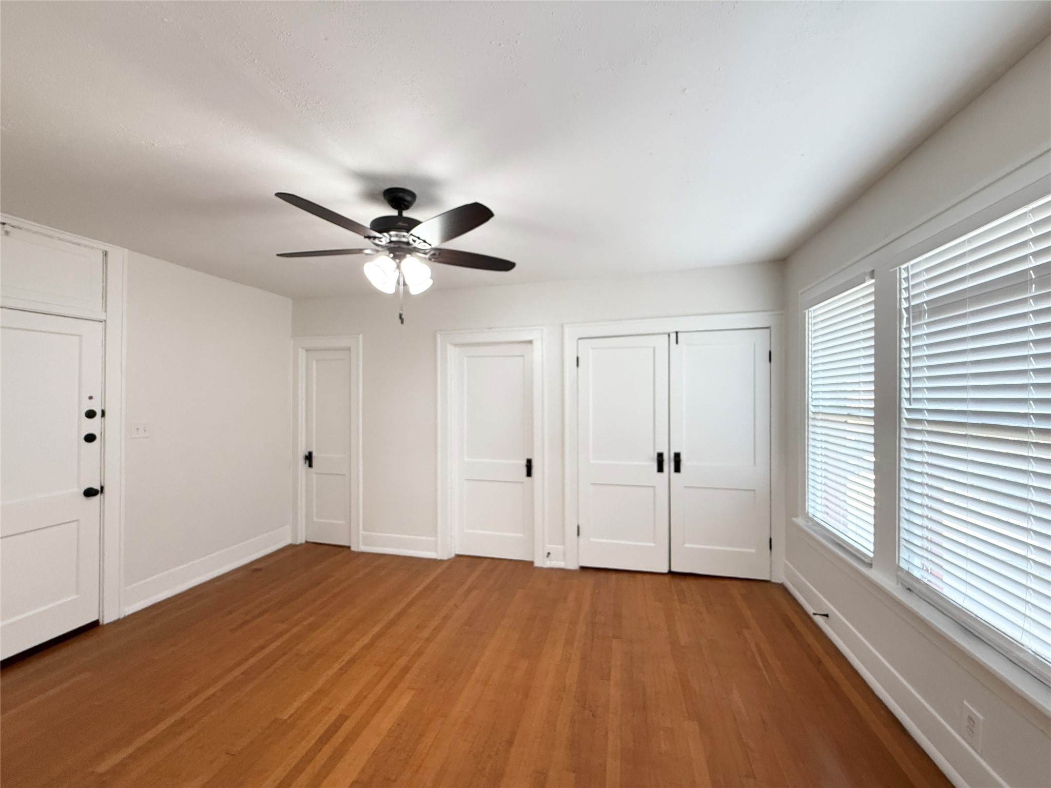 1126 Berthea Street, Unit 16 Houston, TX 77006 - Photo 5 of 16 a view of a livingroom with a ceiling fan and window
