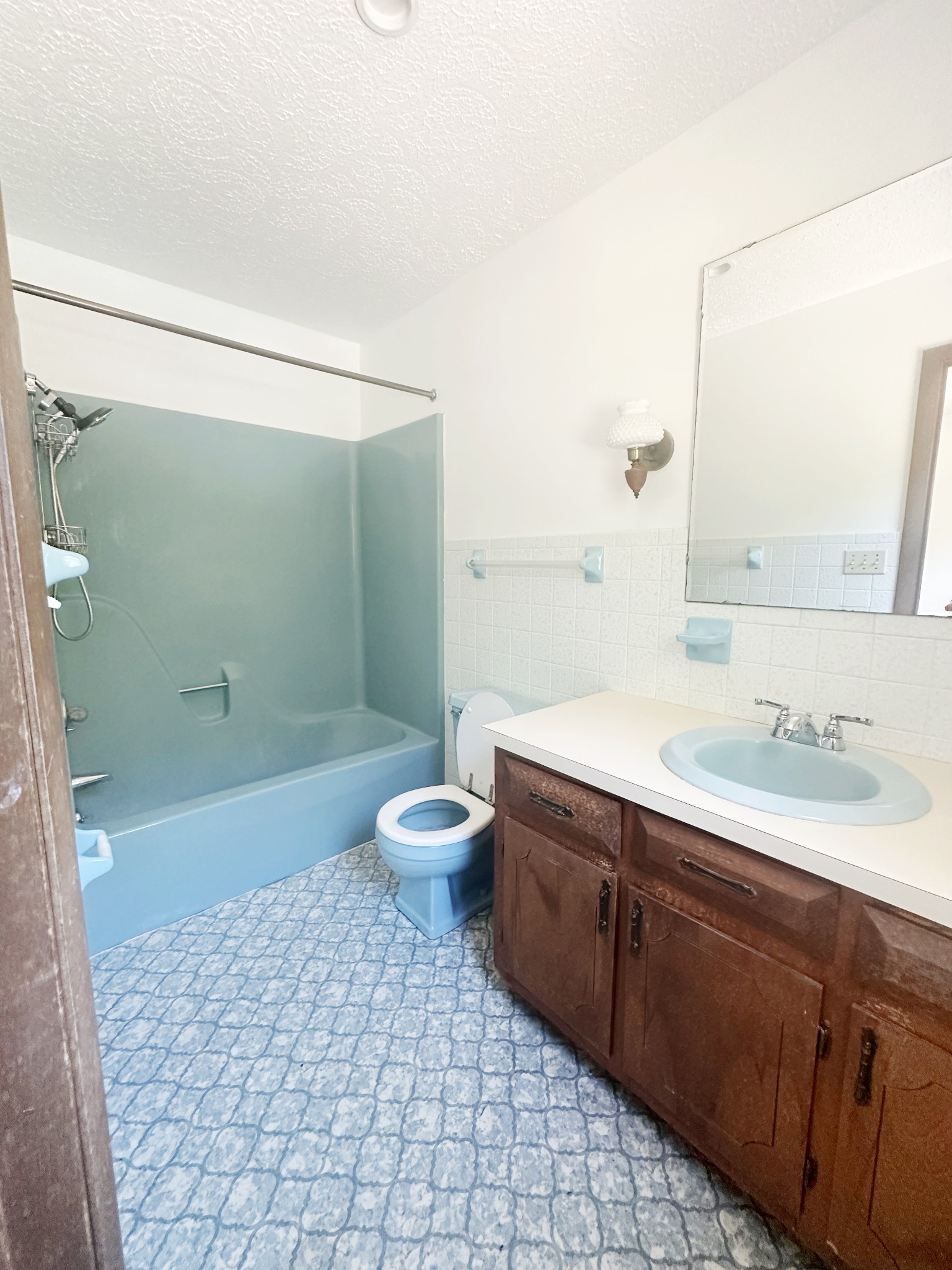 4939 Highway 49 Tennessee Ridge, TN 37178 - Photo 29 of 40 The master bath is in great condition.