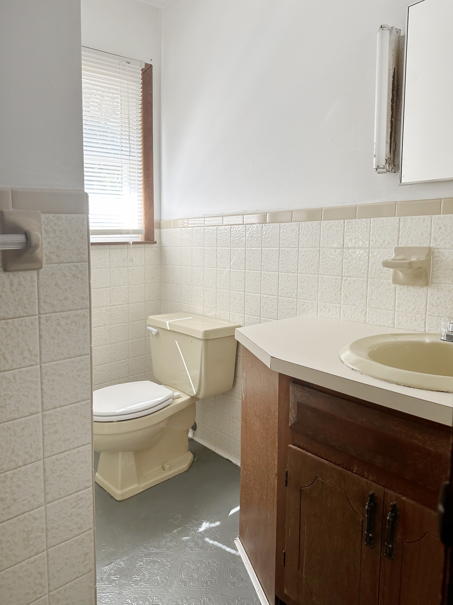 4939 Highway 49 Tennessee Ridge, TN 37178 - Photo 31 of 40 Full bath on the main floor. Classic tile!