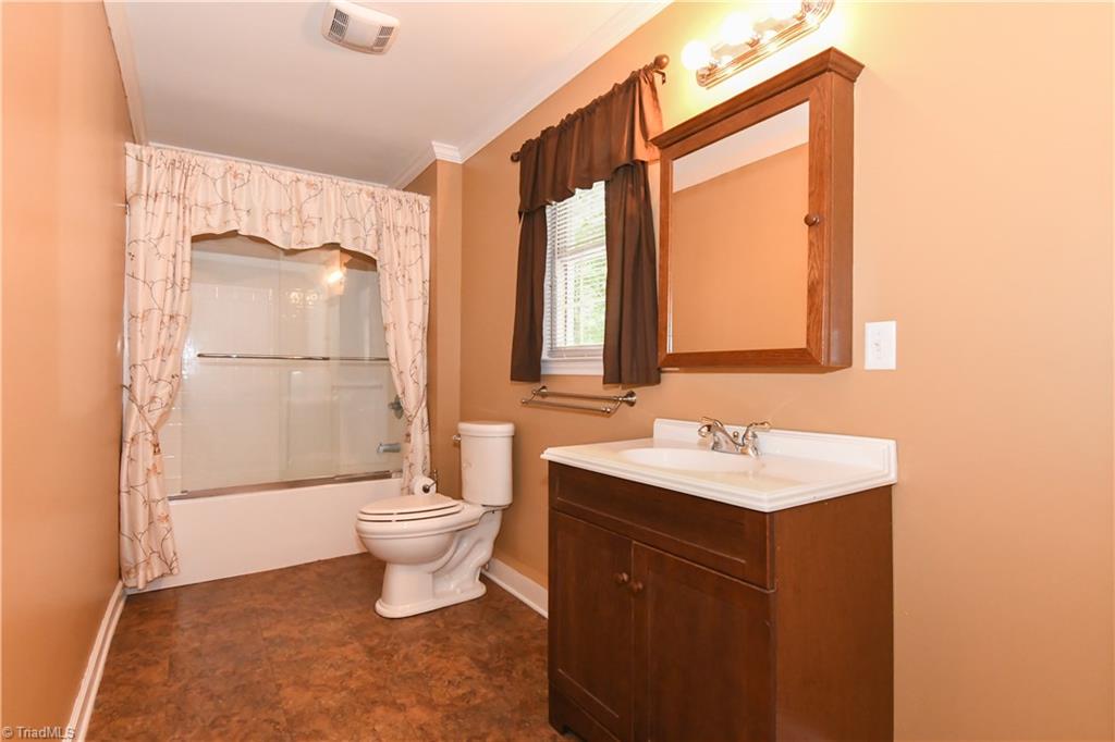 1010 Ivy Road Danbury, NC 27016 - Photo 19 of 27 Bath for master area.