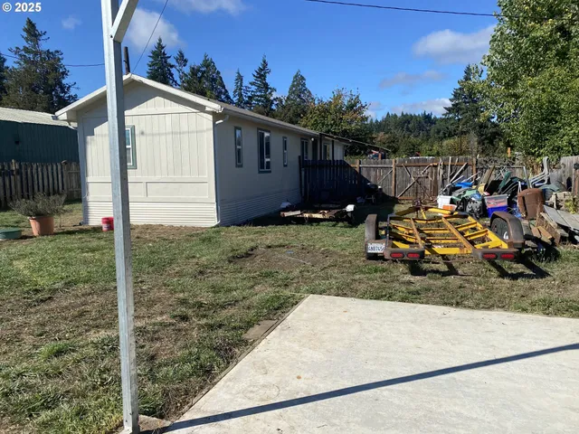 a view of a backyard