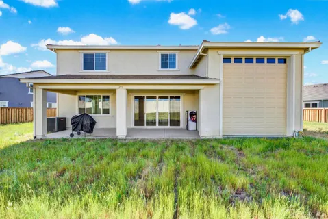 a view of a house with yard