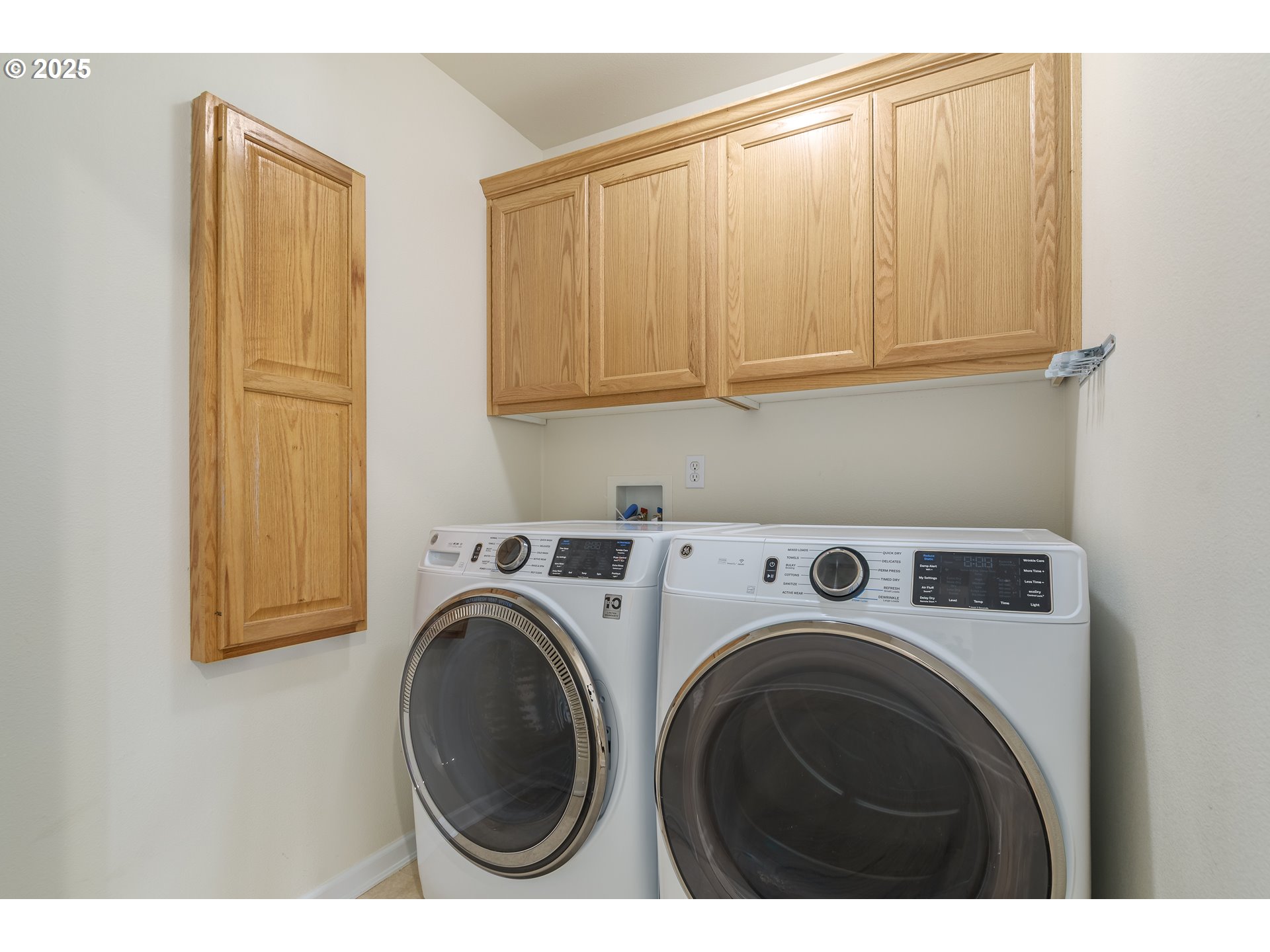 5470 Jeffrey Way Eugene, OR 97402 - Photo 30 of 48 a utility room with dryer and washer