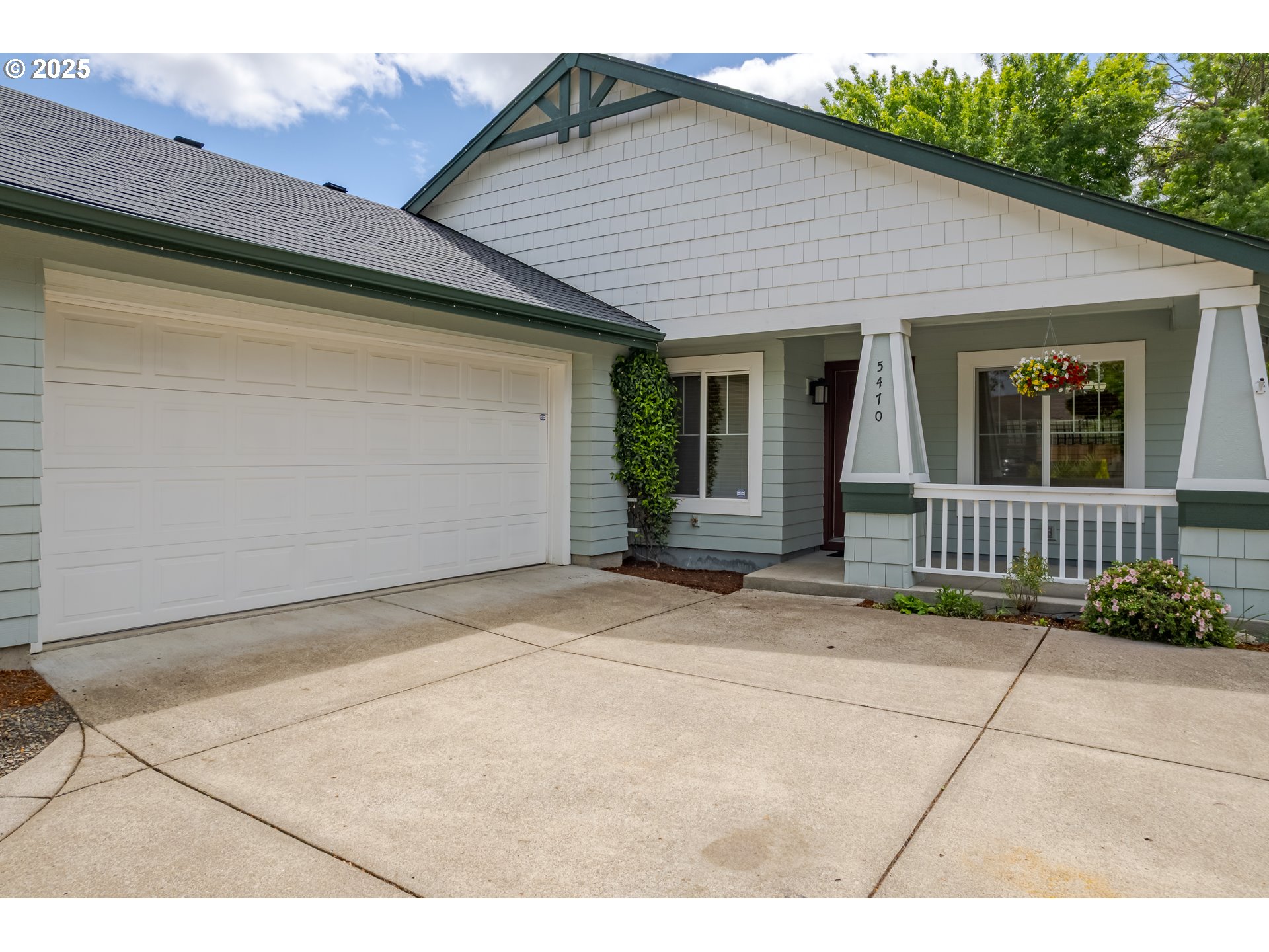 5470 Jeffrey Way Eugene, OR 97402 - Photo 3 of 48 a backyard of a house