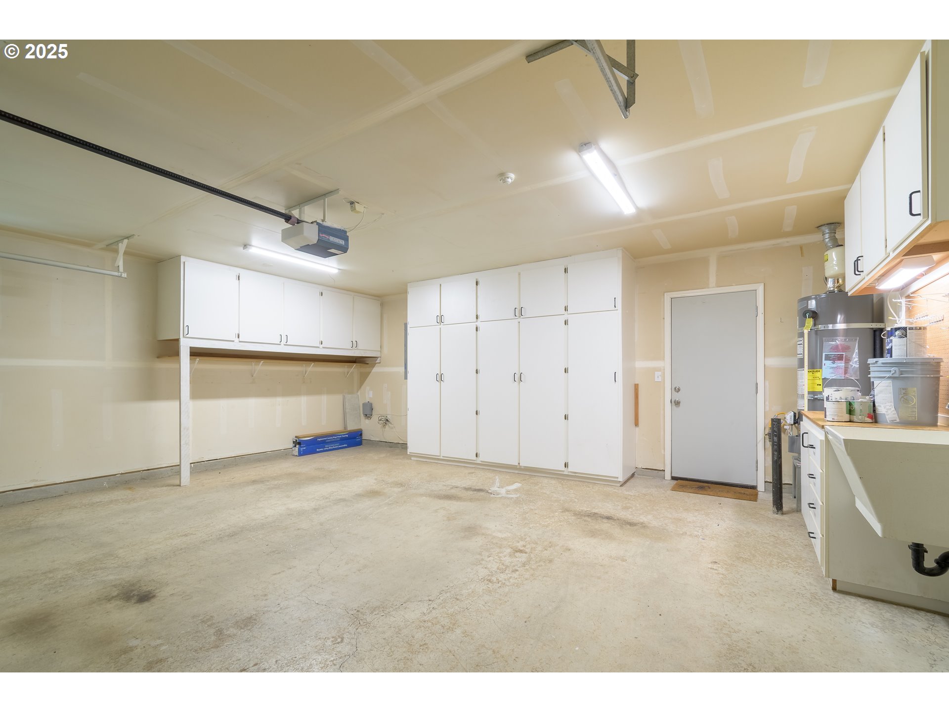 5470 Jeffrey Way Eugene, OR 97402 - Photo 31 of 48 a view of an empty room with a cabinet