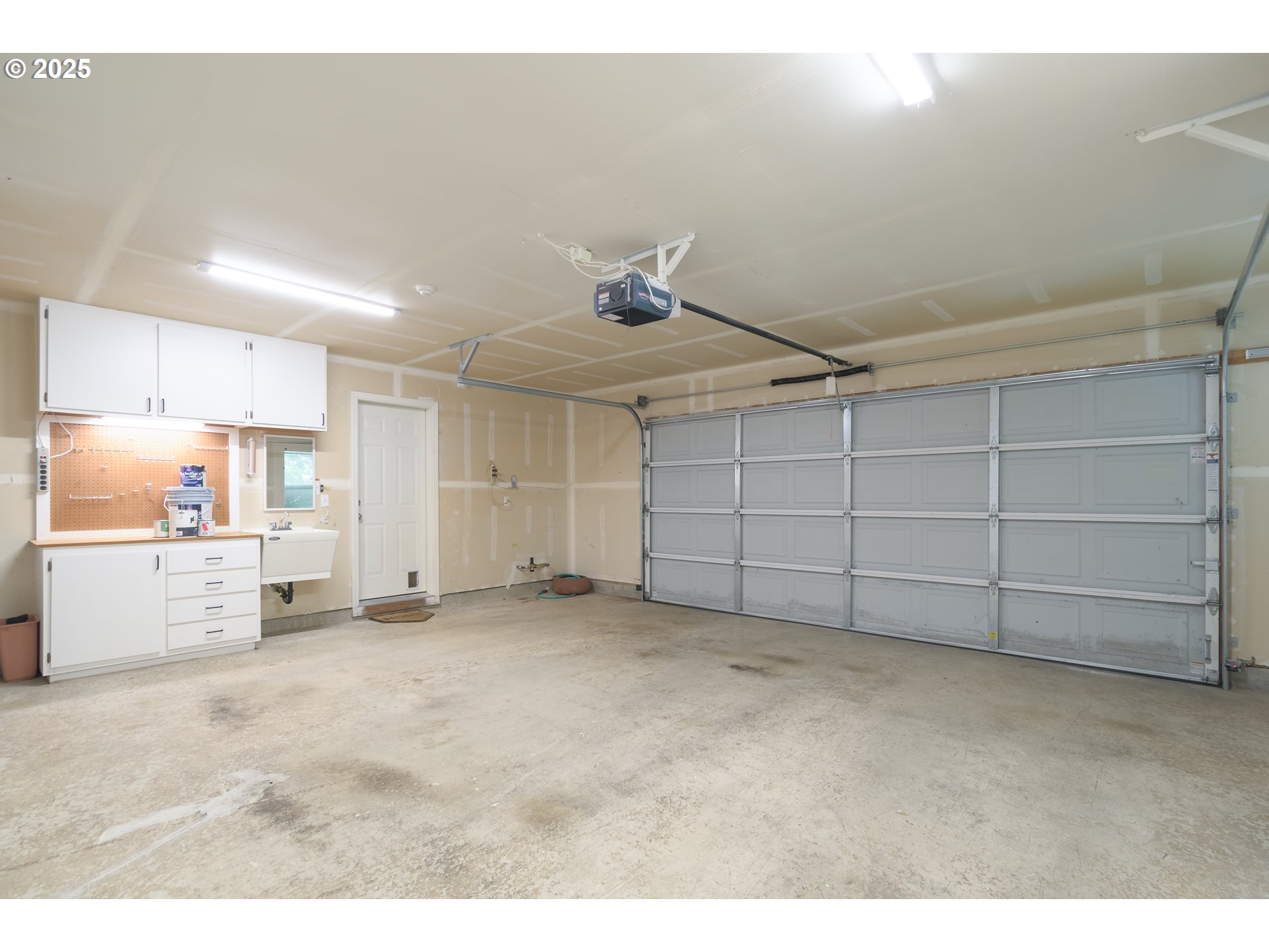 5470 Jeffrey Way Eugene, OR 97402 - Photo 33 of 48 a view of an empty room