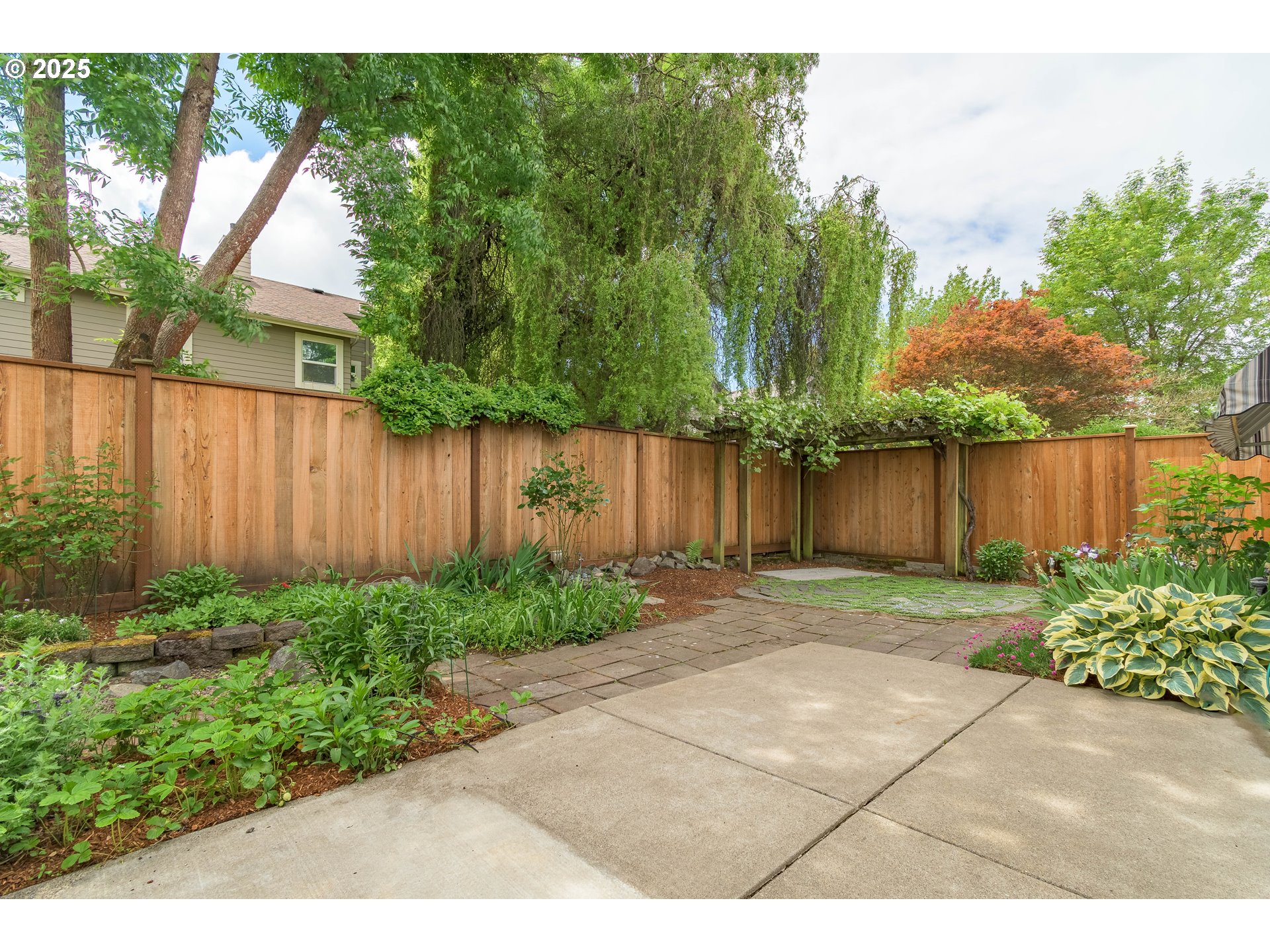 5470 Jeffrey Way Eugene, OR 97402 - Photo 34 of 48 a backyard of a house with lots of green space