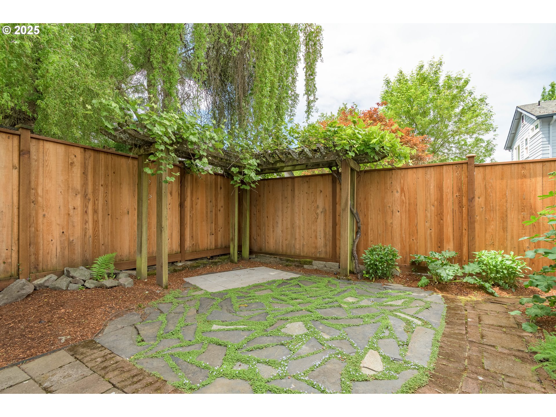 5470 Jeffrey Way Eugene, OR 97402 - Photo 36 of 48 a view of outdoor space and yard