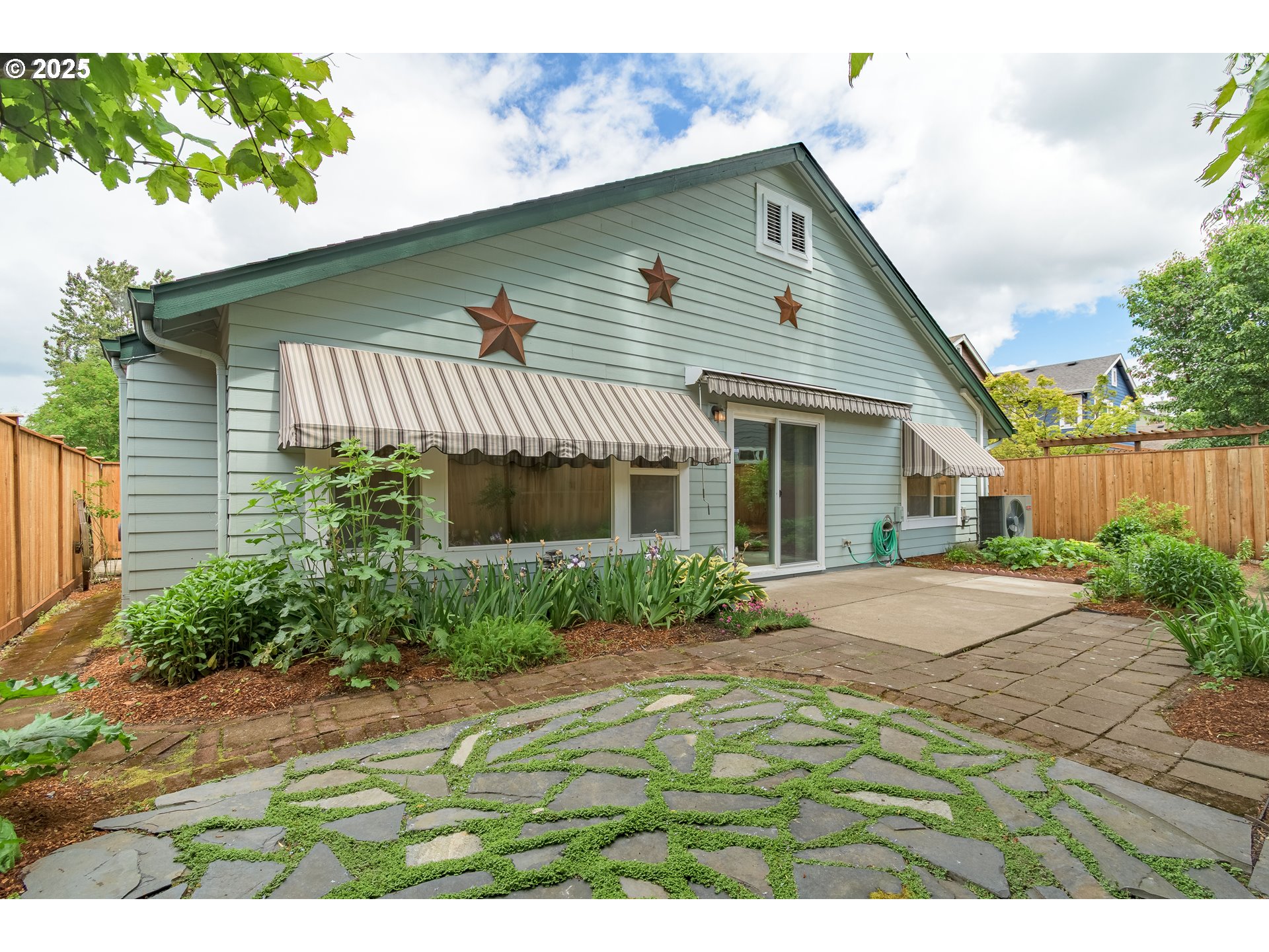 5470 Jeffrey Way Eugene, OR 97402 - Photo 38 of 48 a front view of a house with garden