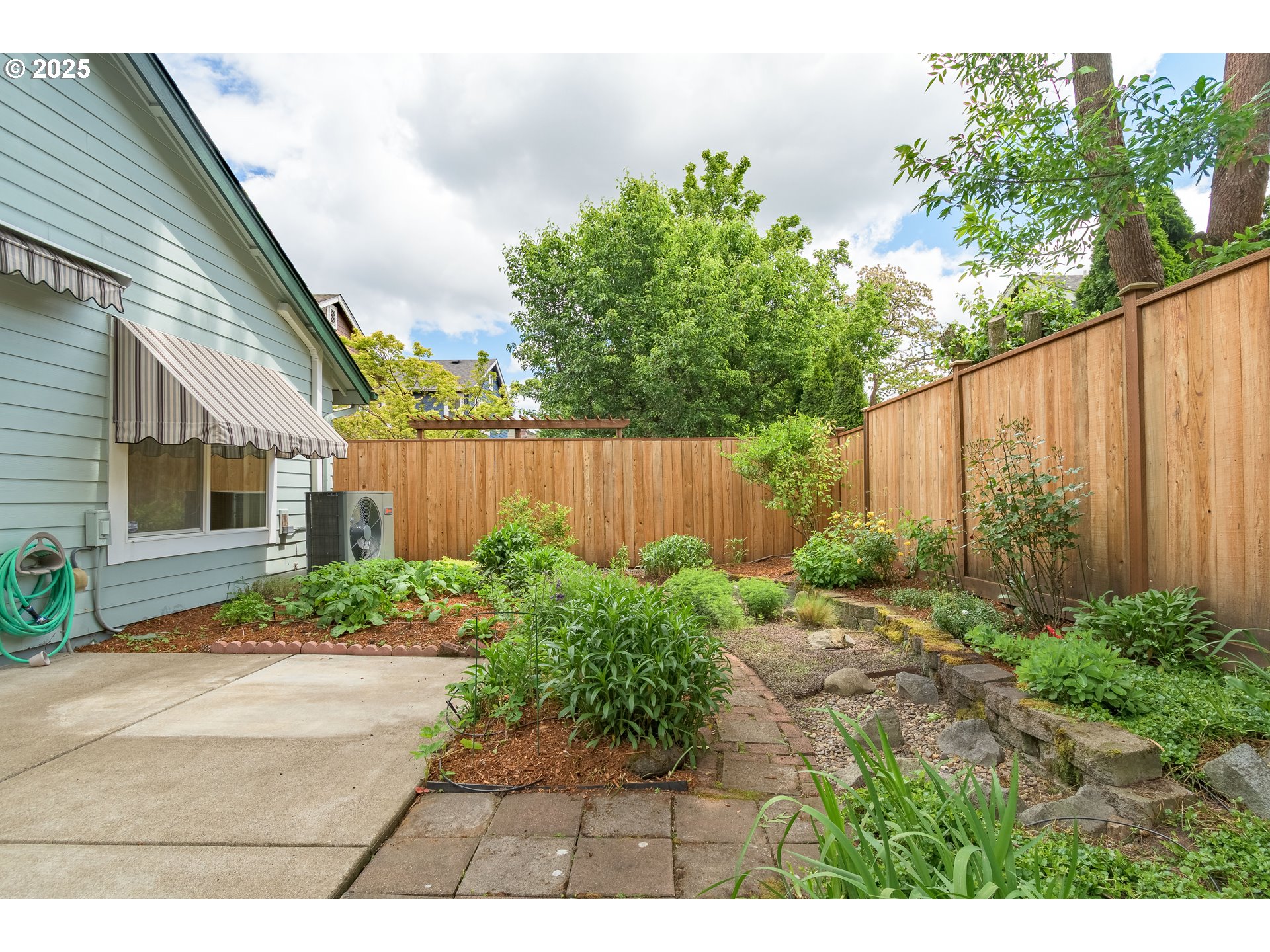 5470 Jeffrey Way Eugene, OR 97402 - Photo 39 of 48 a backyard of a house with lots of green space