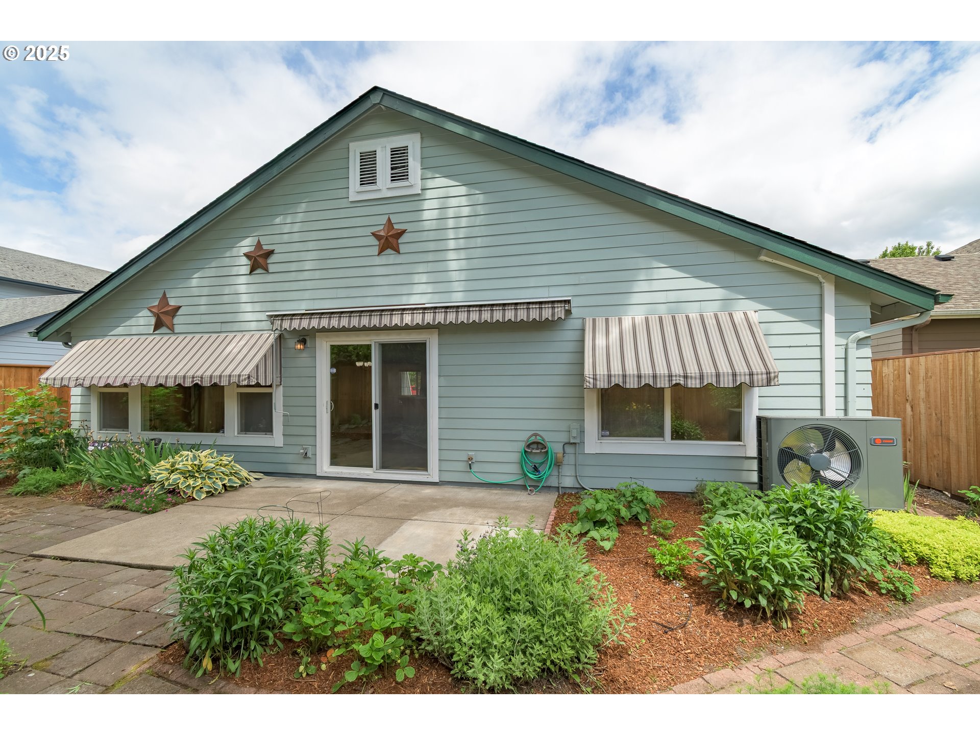 5470 Jeffrey Way Eugene, OR 97402 - Photo 42 of 48 a front view of a house with a garden
