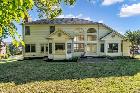 a view of yard with green space and trees