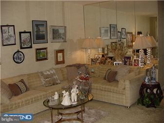 1833 Farrington Road Philadelphia, PA 19151 - Photo 2 of 5 Living Room