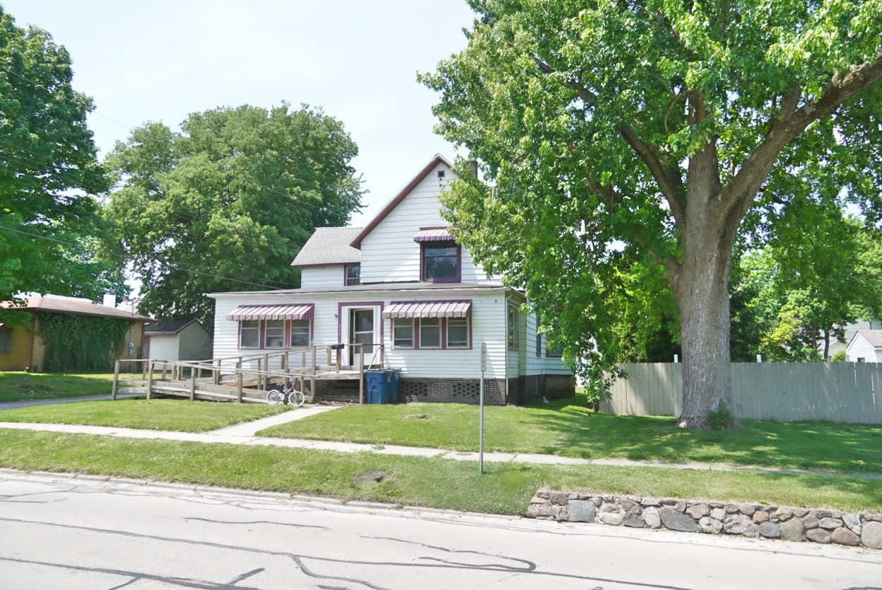 313 North 5th Street Watseka, IL 60970 - Photo 2 of 16 a front view of a house with a yard