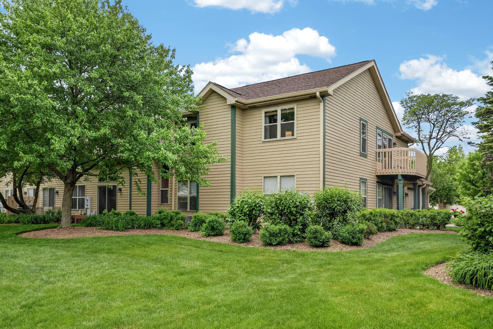 943 Ridgefield Lane, Unit 4 Wheeling, IL 60090 - Photo 24 of 38 a view of a house with a backyard