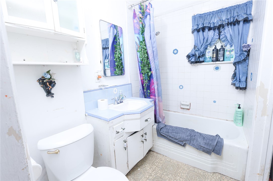 309 West Reeve Street Compton, CA 90220 - Photo 21 of 37 a spacious bathroom with a tub sink and mirror