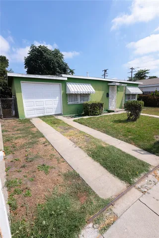 a view of a yard in front of house