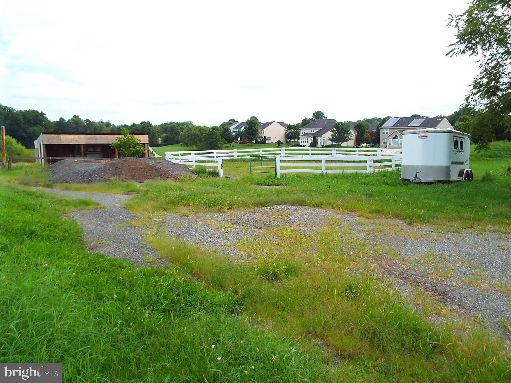 Oak Hill Road Spencerville, MD 20868 - Photo 18 of 25 Round pen with storage area