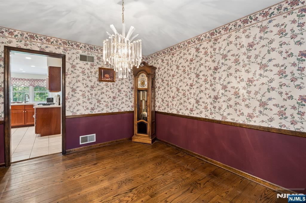 39 Robin Hood Way Wayne, NJ 07470 - Photo 9 of 36