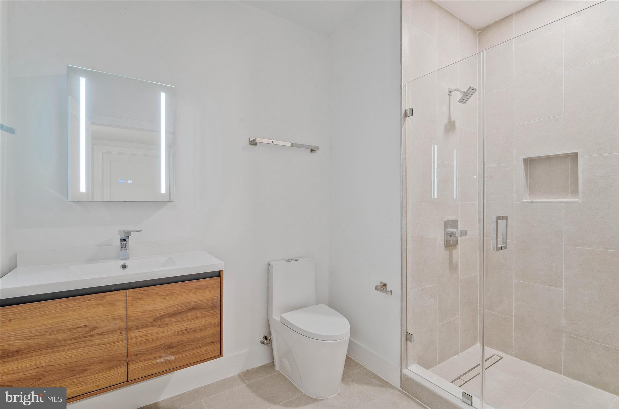 228 West Glebe Road, Unit 301 Alexandria, VA 22305 - Photo 11 of 13 Shower Bath #1