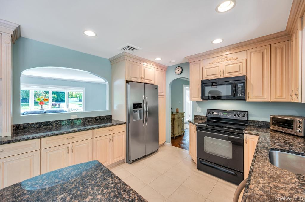 10 South Lot Road Smithtown, NY 11787 - Photo 12 of 50