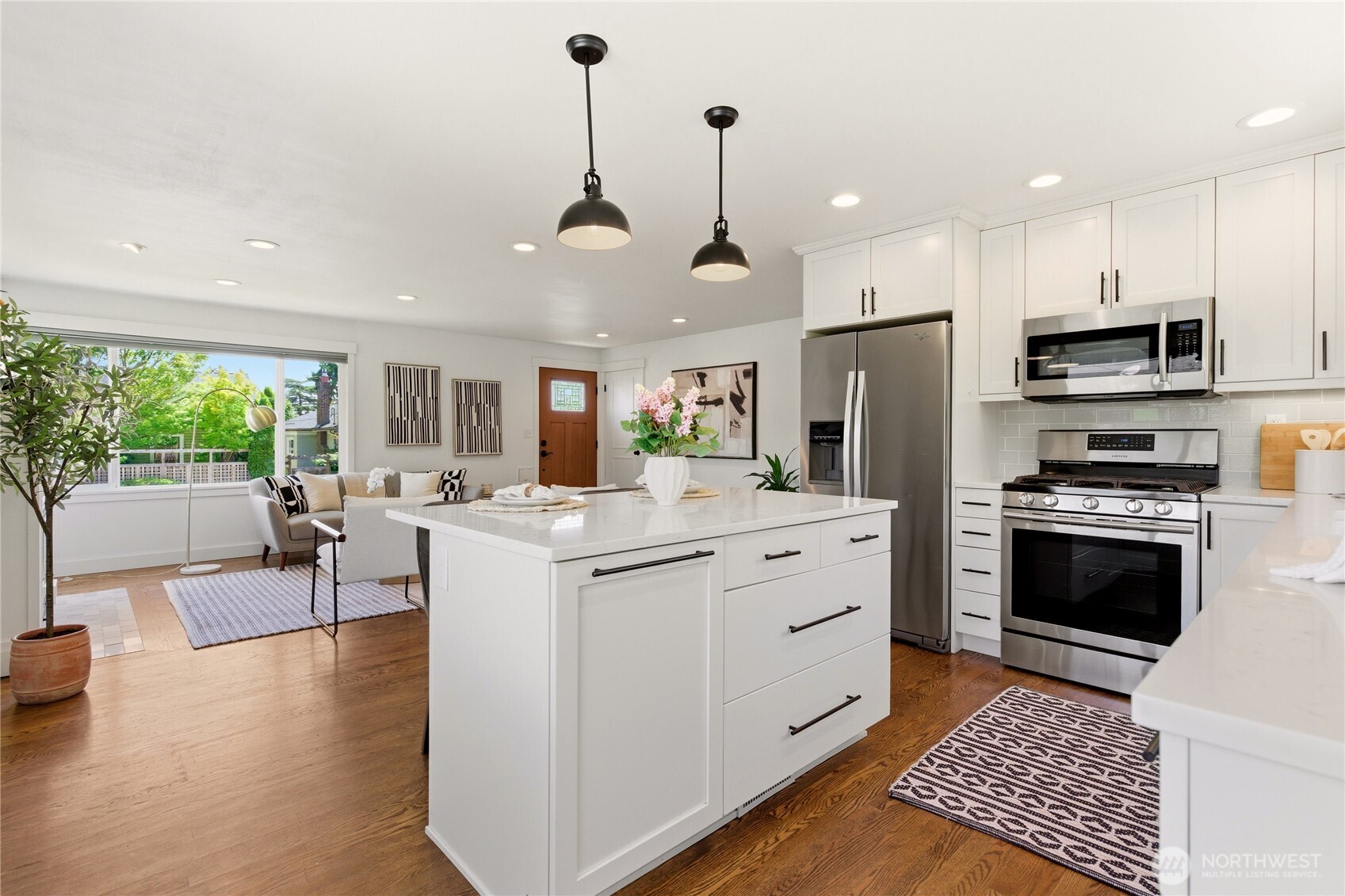 6825 Linden Avenue North Seattle, WA 98103 - Photo 14 of 40
