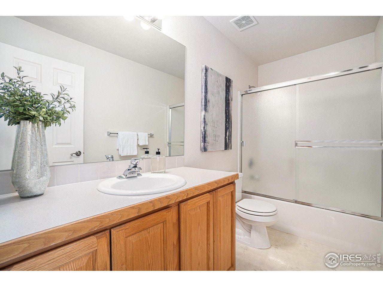 1625 Green Ridge Road Berthoud, CO 80513 - Photo 24 of 35 Upper Full Bath