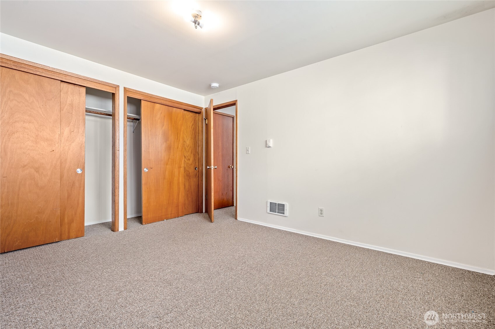 633 West Emerson Street Seattle, WA 98119 - Photo 23 of 25 an empty room with windows