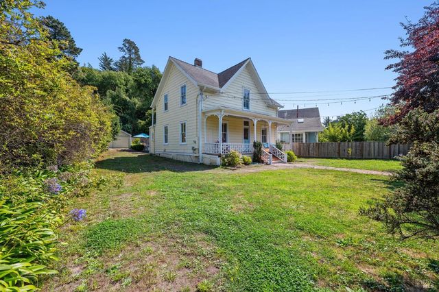 a view of entryway and hall