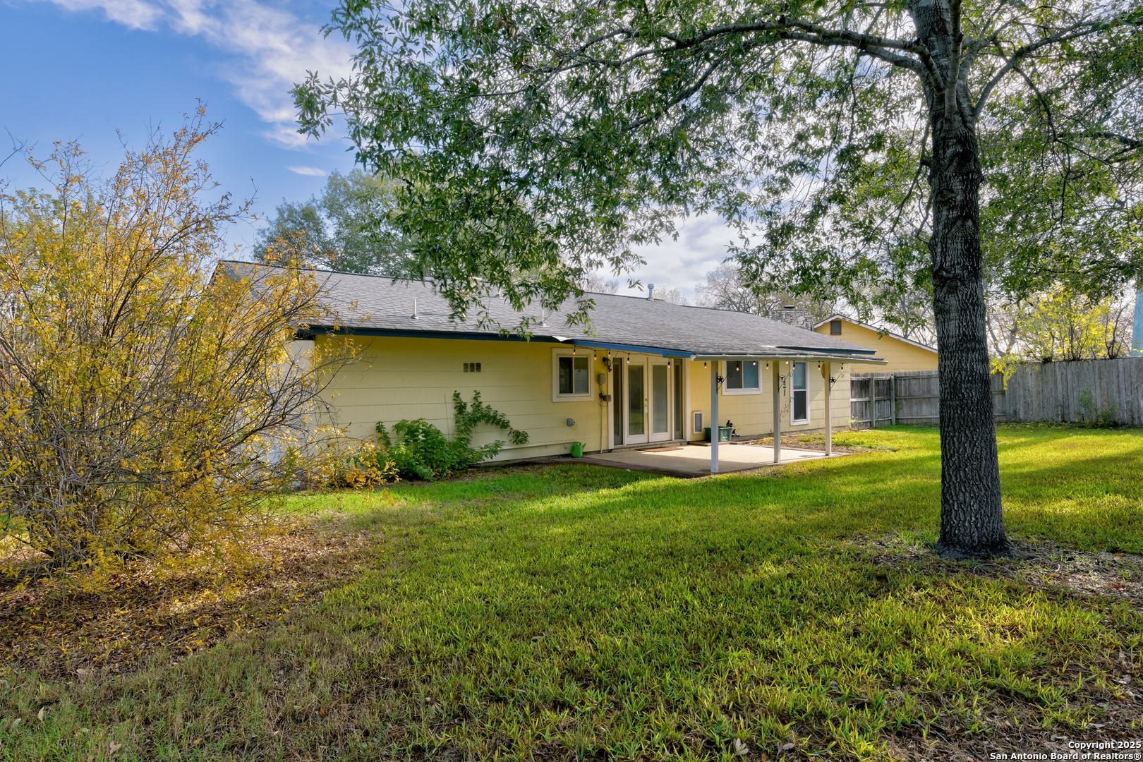 12401 Trailing Oaks Street Live Oak, TX 78233 - Photo 29 of 31 a view of a house with swimming pool yard and sitting area