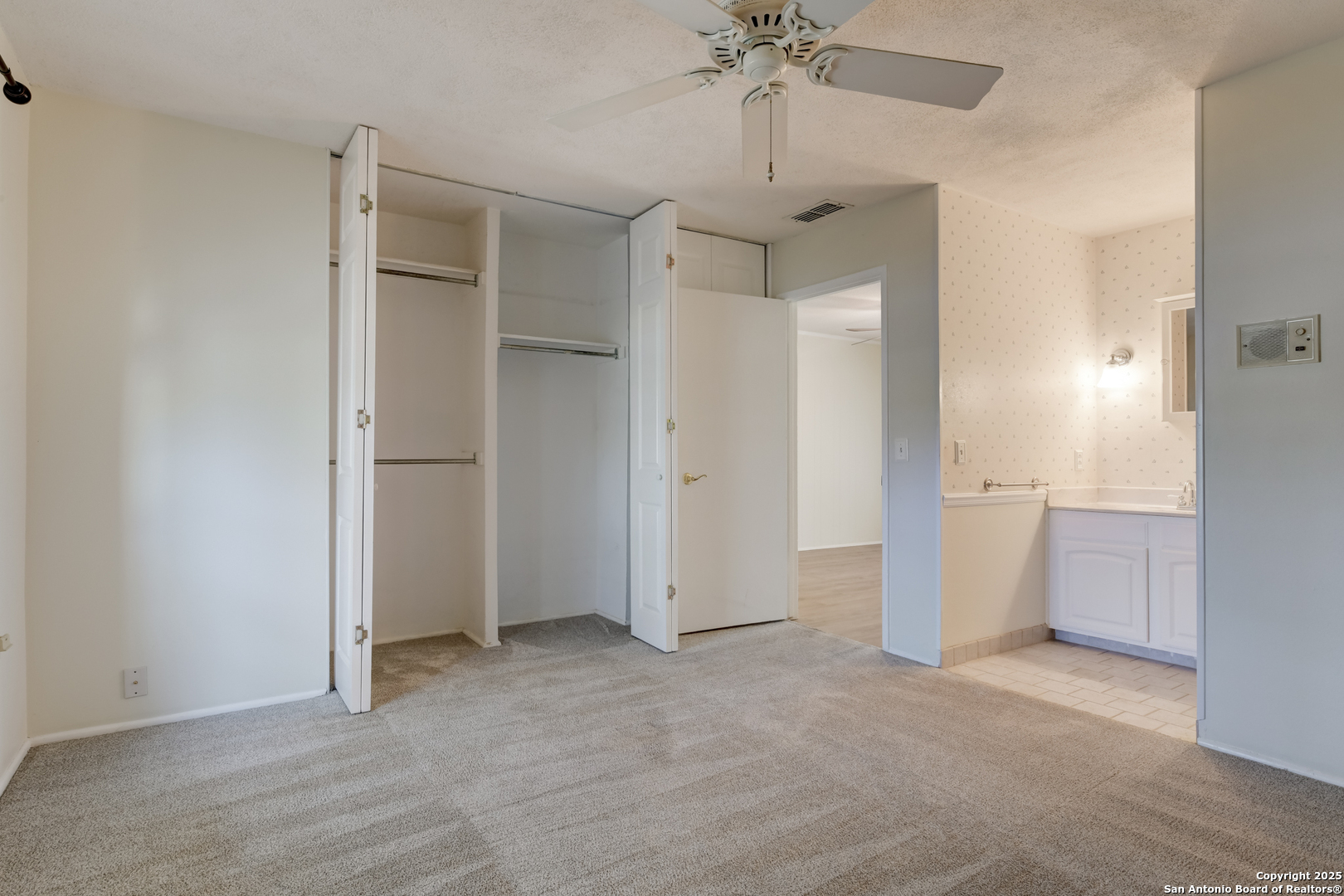 12401 Trailing Oaks Street Live Oak, TX 78233 - Photo 9 of 31 an empty room with a bathroom and a view