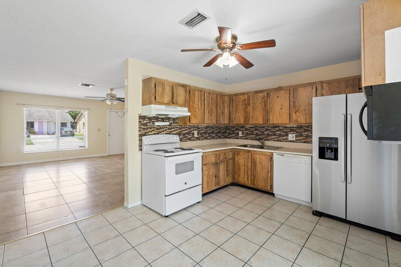 6090 Lambeth Circle Lake Worth, FL 33463 - Photo 8 of 23 009-6090LambethCircle-LakeWorth-FL-33463