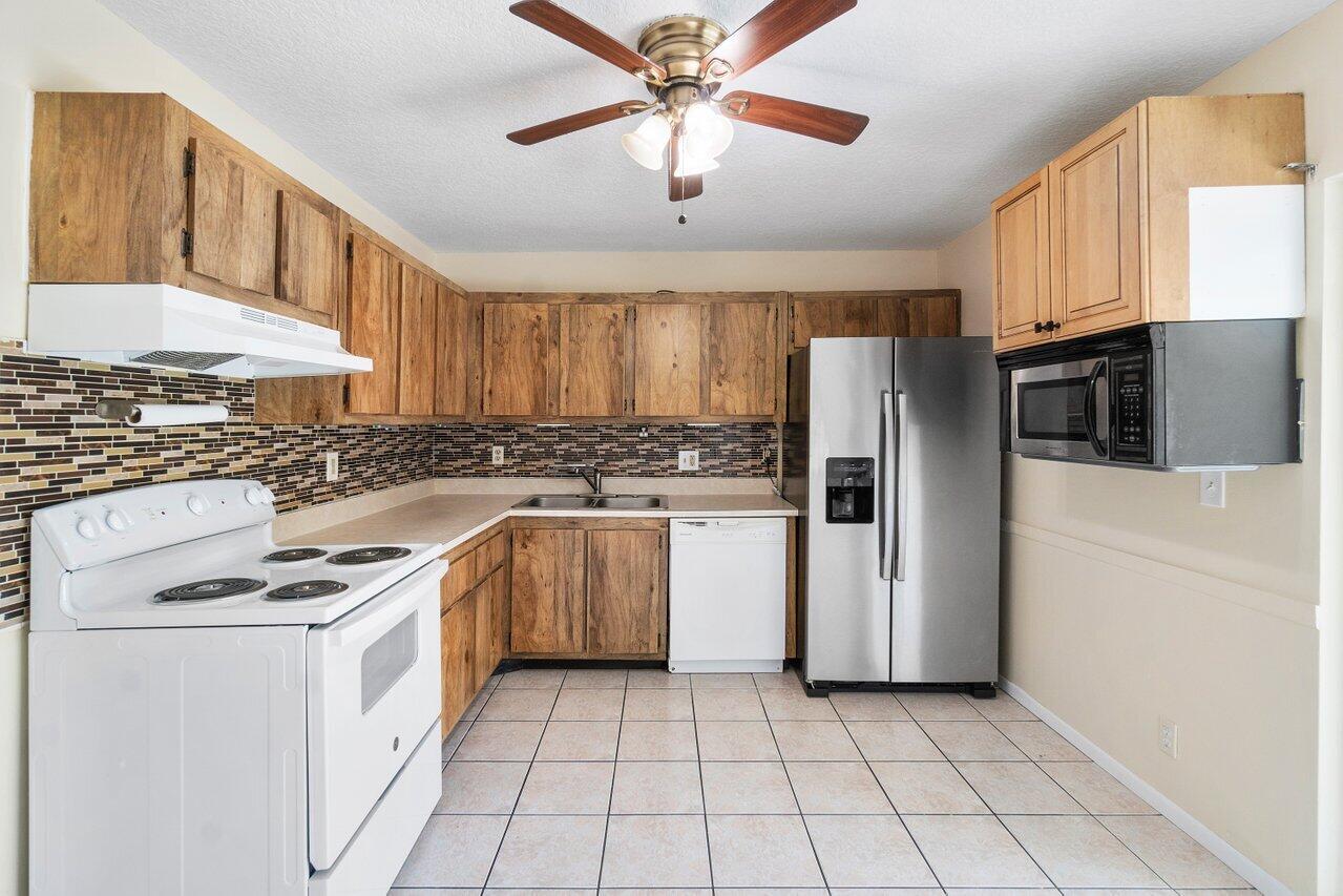 6090 Lambeth Circle Lake Worth, FL 33463 - Photo 9 of 23 010-6090LambethCircle-LakeWorth-FL-33463