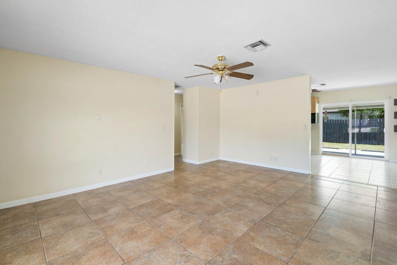 6090 Lambeth Circle Lake Worth, FL 33463 - Photo 10 of 23 011-6090LambethCircle-LakeWorth-FL-33463