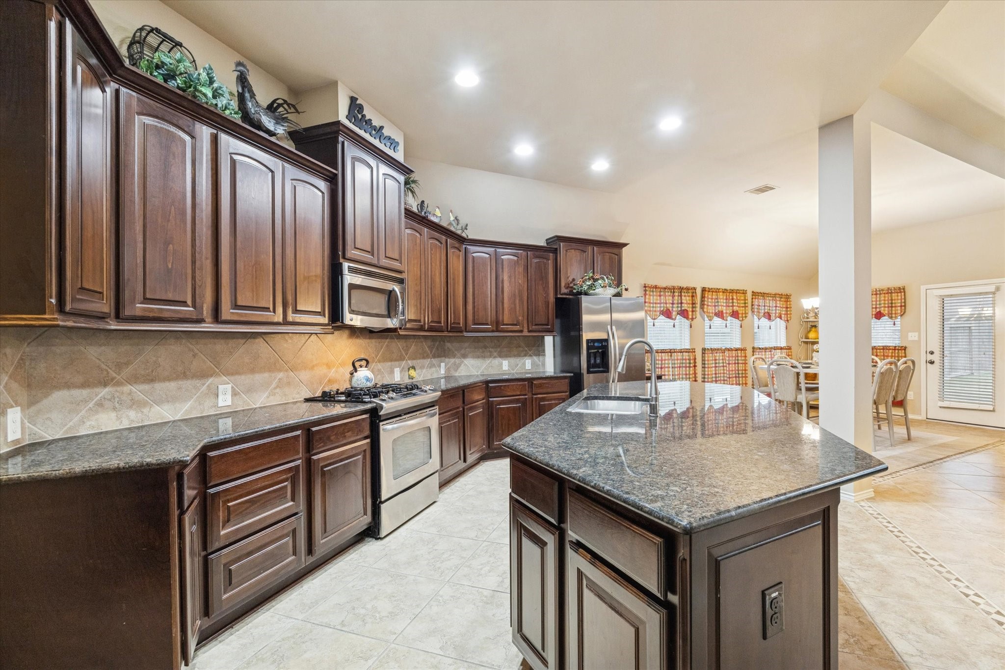 5231 Stoneridge Court Rosenberg, TX 77471 - Photo 12 of 31 This kitchen is ready for hosting!