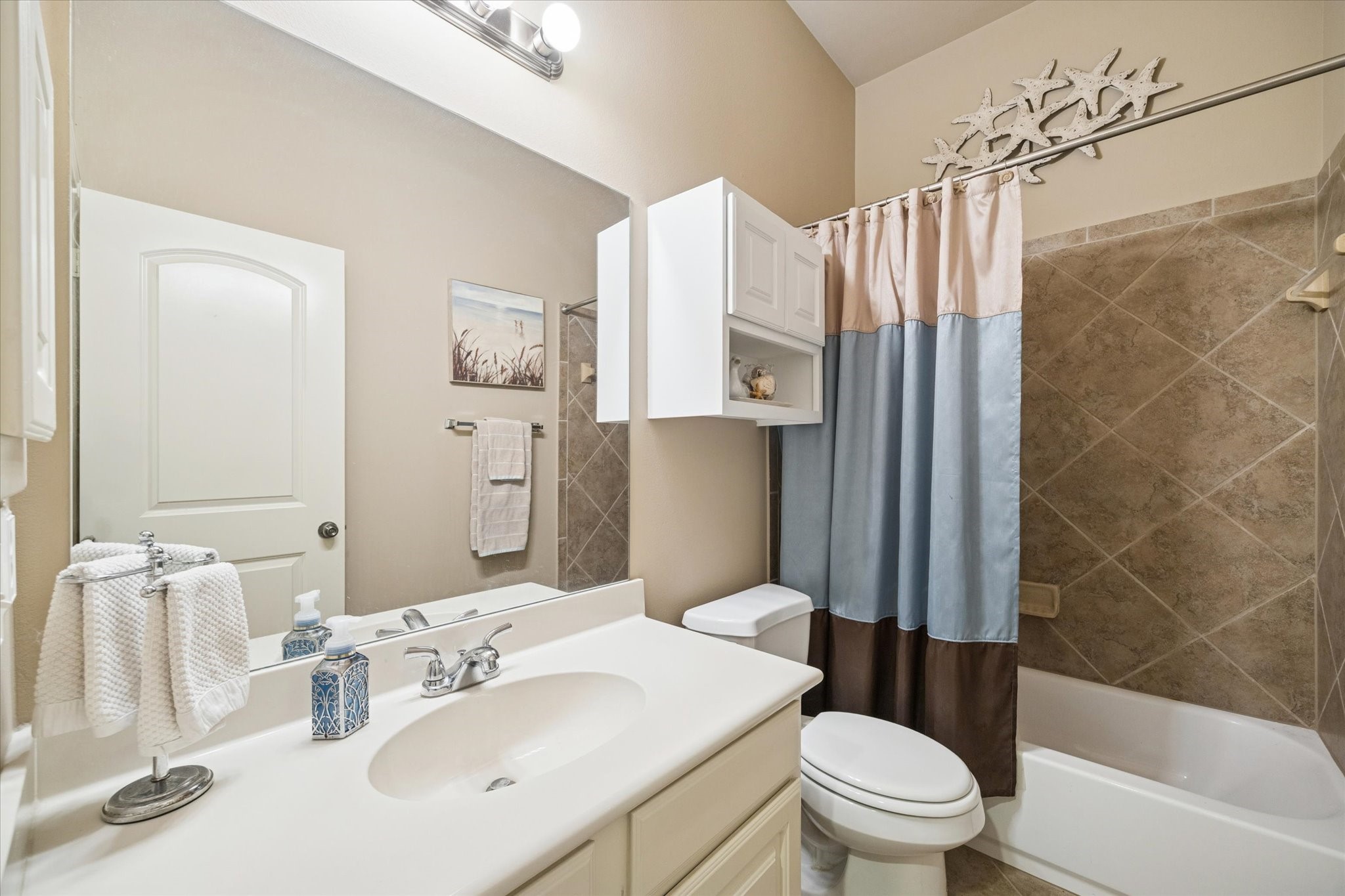 5231 Stoneridge Court Rosenberg, TX 77471 - Photo 26 of 31 Clean and well-maintained secondary bathroom with tiled tub/shower combination, generous vanity space, and updated fixtures.