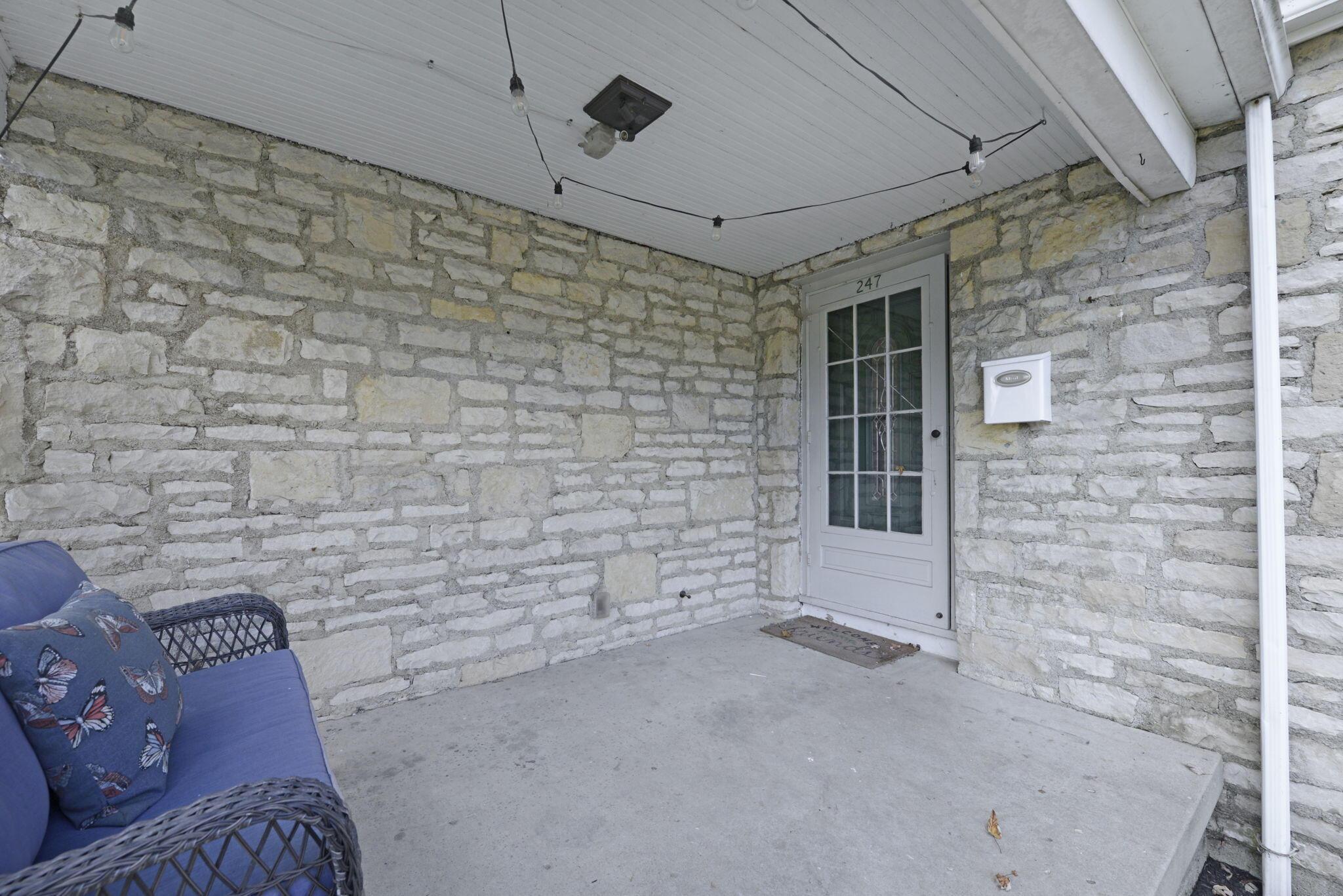 247 South James Road Columbus, OH 43213 - Photo 3 of 28 2-web-or-mls-247-s-james-rd