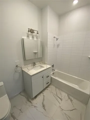 $2,100 | 275 Broadway, Unit 202, Bayonne, NJ 07002