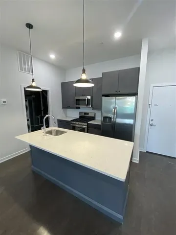 $2,100 | 275 Broadway, Unit 202, Bayonne, NJ 07002