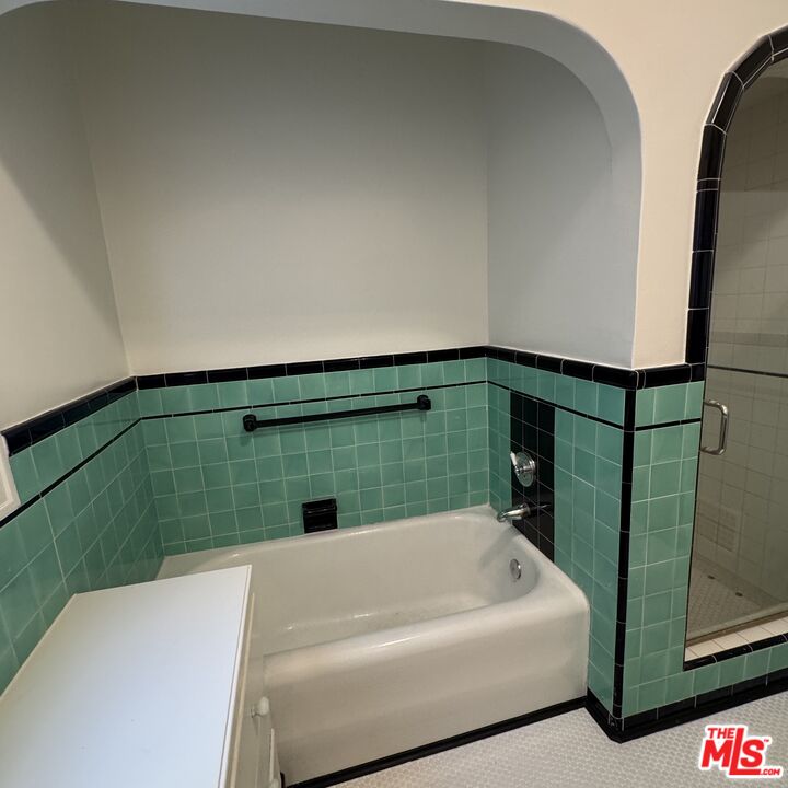 328 North Sycamore Avenue Los Angeles, CA 90036 - Photo 19 of 29 a bathroom with a bathtub