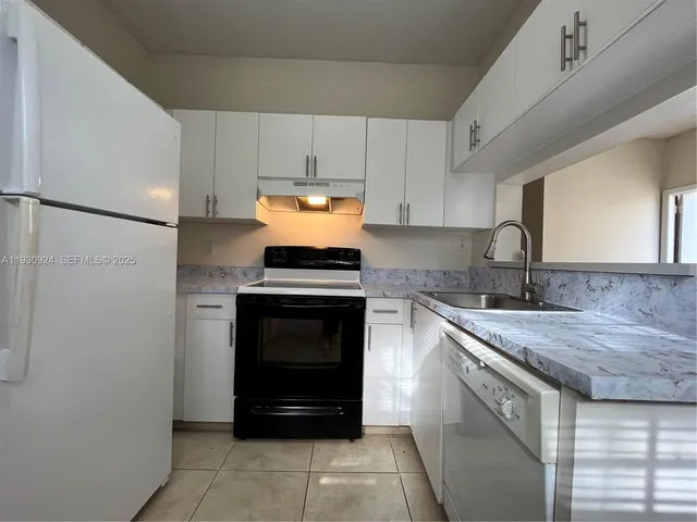 $2,300 | 671 Cypress Lake Boulevard, Unit C21, Deerfield Beach, FL 33064