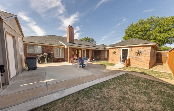 a view of a yard in front of house