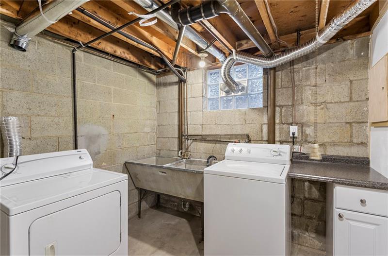 182 Seton Road Verona, PA 15147 - Photo 22 of 24 Laundry room