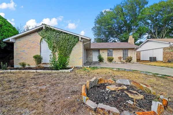 a view of a house with a yard and large tree