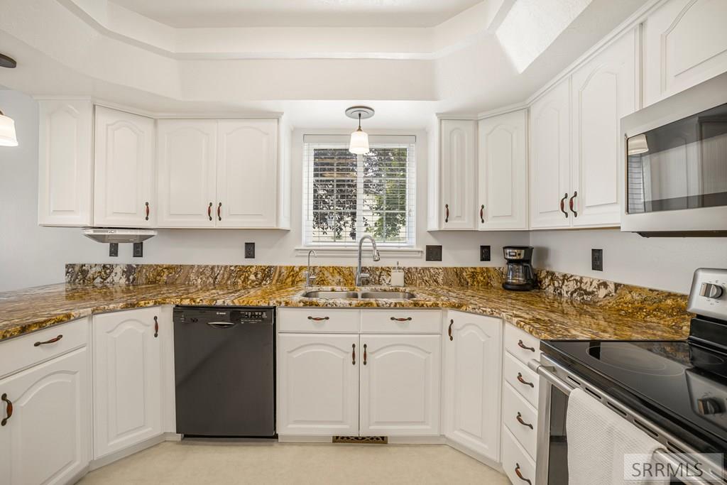 1617 Calico Circle Pocatello, ID 83201 - Photo 17 of 71 Kitchen