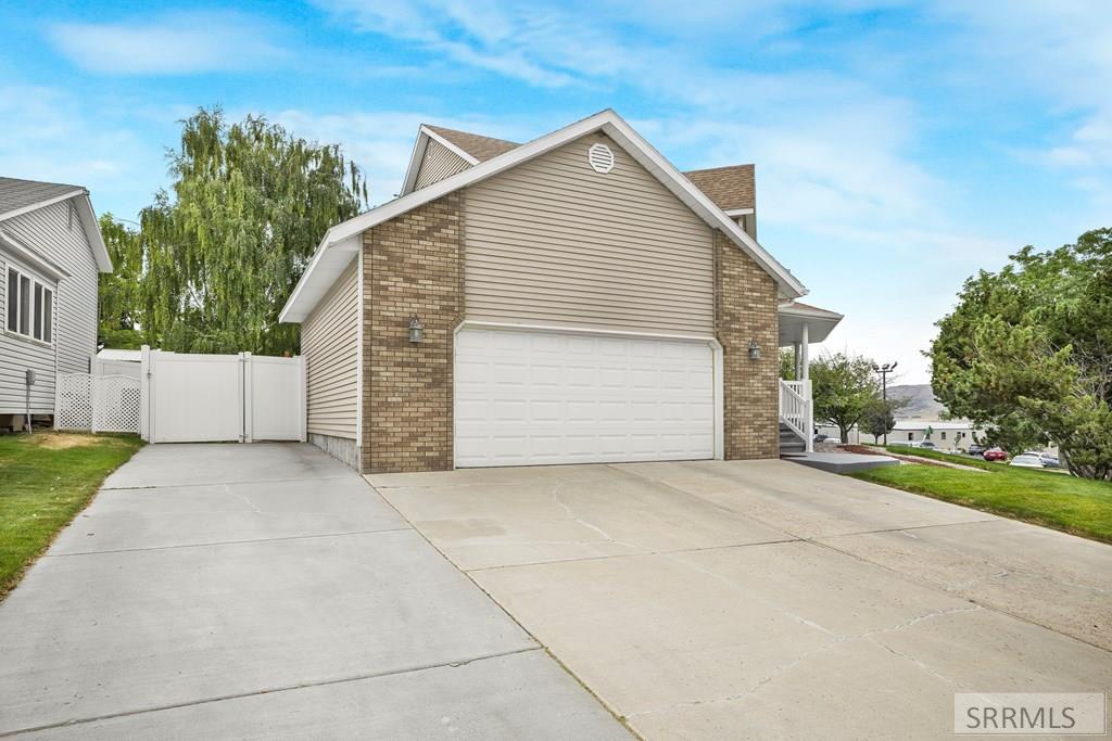 1617 Calico Circle Pocatello, ID 83201 - Photo 3 of 71 Garage