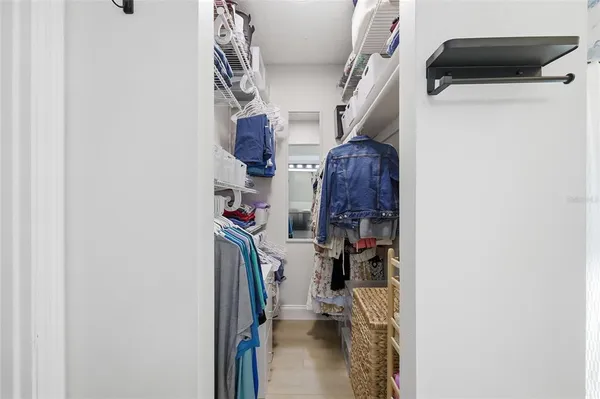 a en suite bathroom with a double vanity sink and mirror
