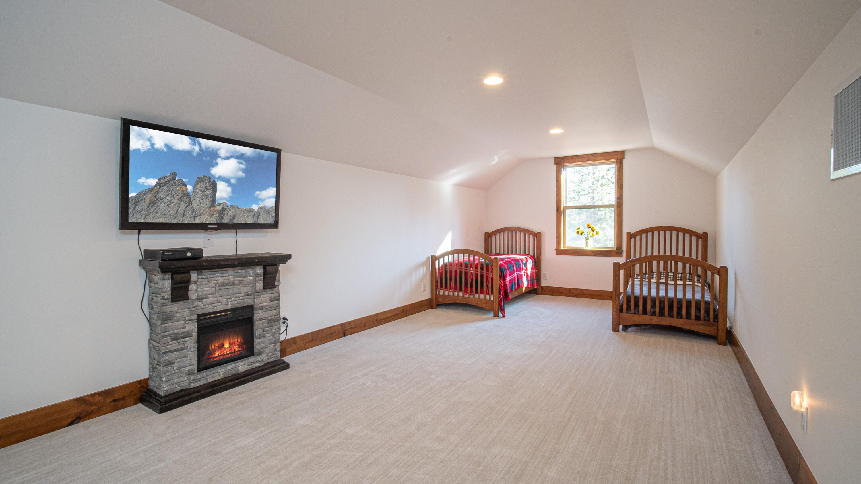 17201 Bakersfield Road Bend, OR 97707 - Photo 29 of 57 Massive bonus room